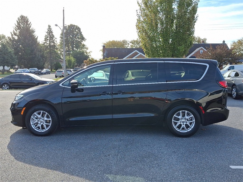 2024 Chrysler Pacifica Touring L photo 4