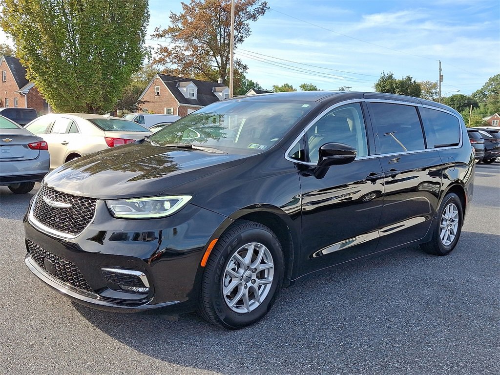 2024 Chrysler Pacifica Touring L photo 3