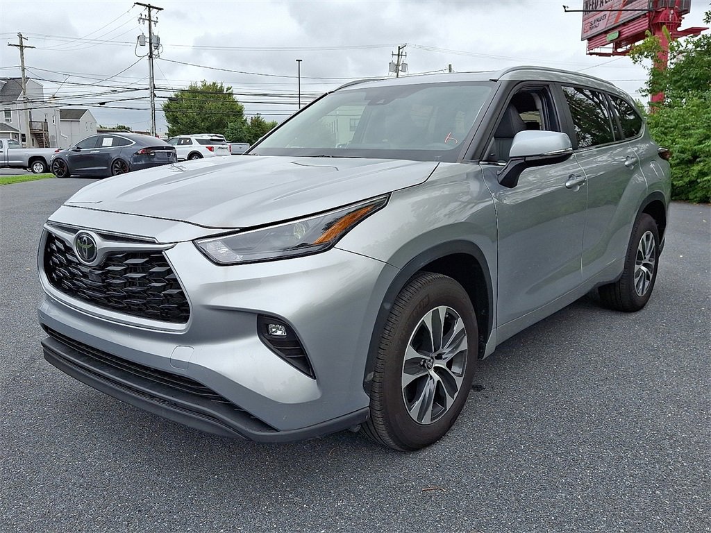 2024 Toyota Highlander LE photo 3