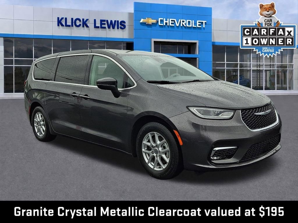 2023 Chrysler Pacifica Touring L's photo