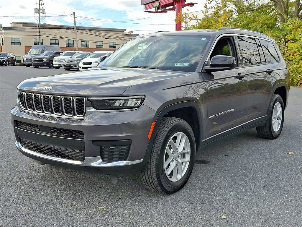 2023 Jeep Grand Cherokee Laredo photo 3