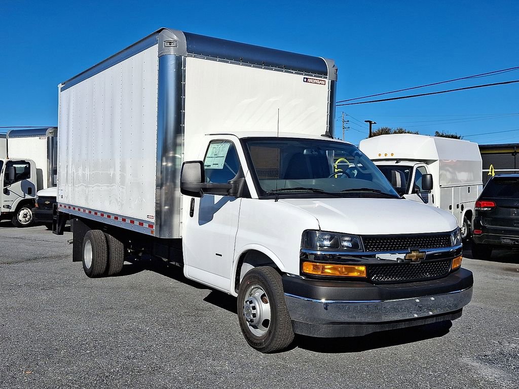 2025 Chevrolet Express Cutaway Base's photo