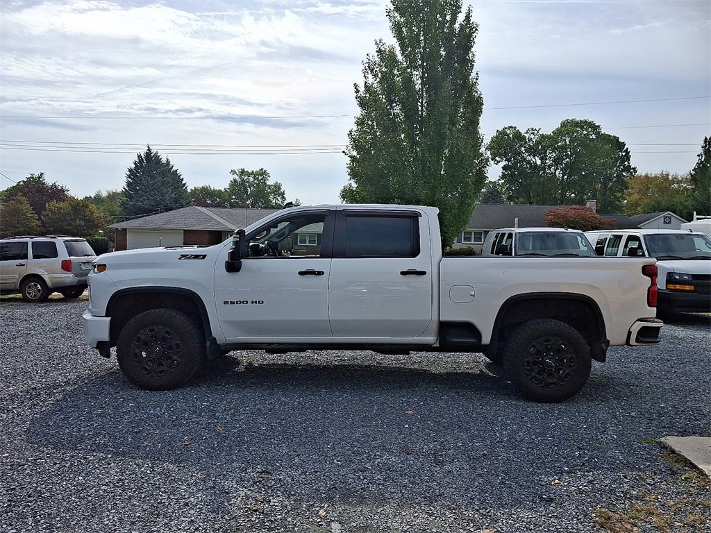 2022 Chevrolet Silverado LT photo 4