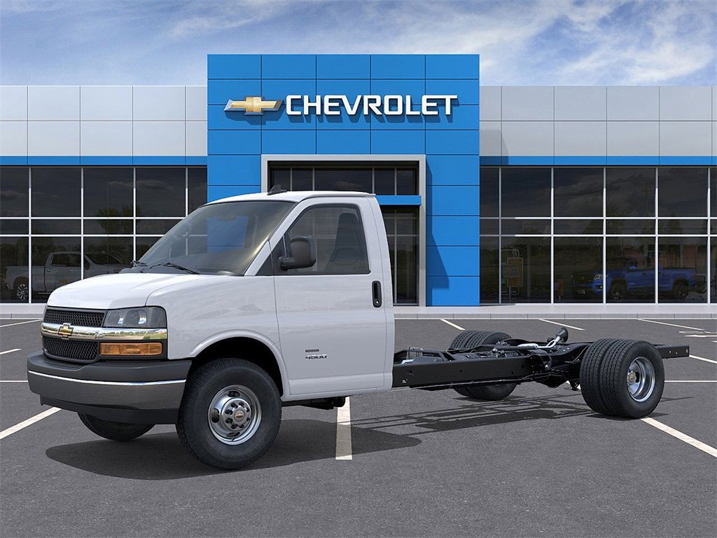 2025 Chevrolet Express Cutaway 3500 photo 2