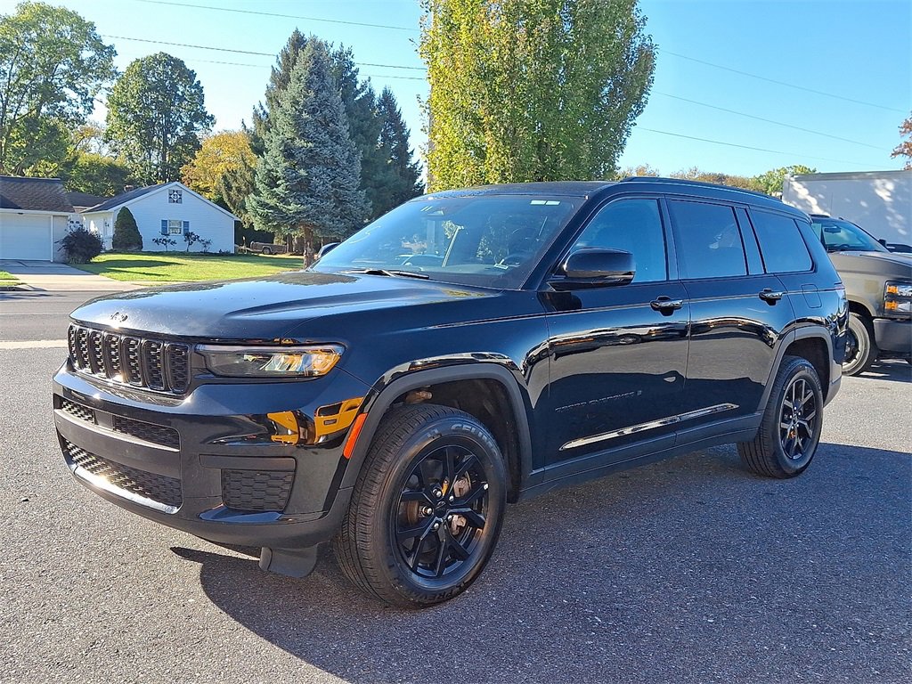2024 Jeep Grand Cherokee Altitude photo 2