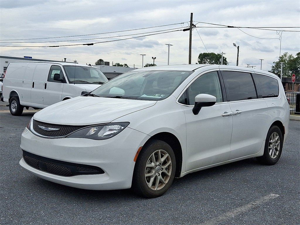 2022 Chrysler Voyager LX photo 3