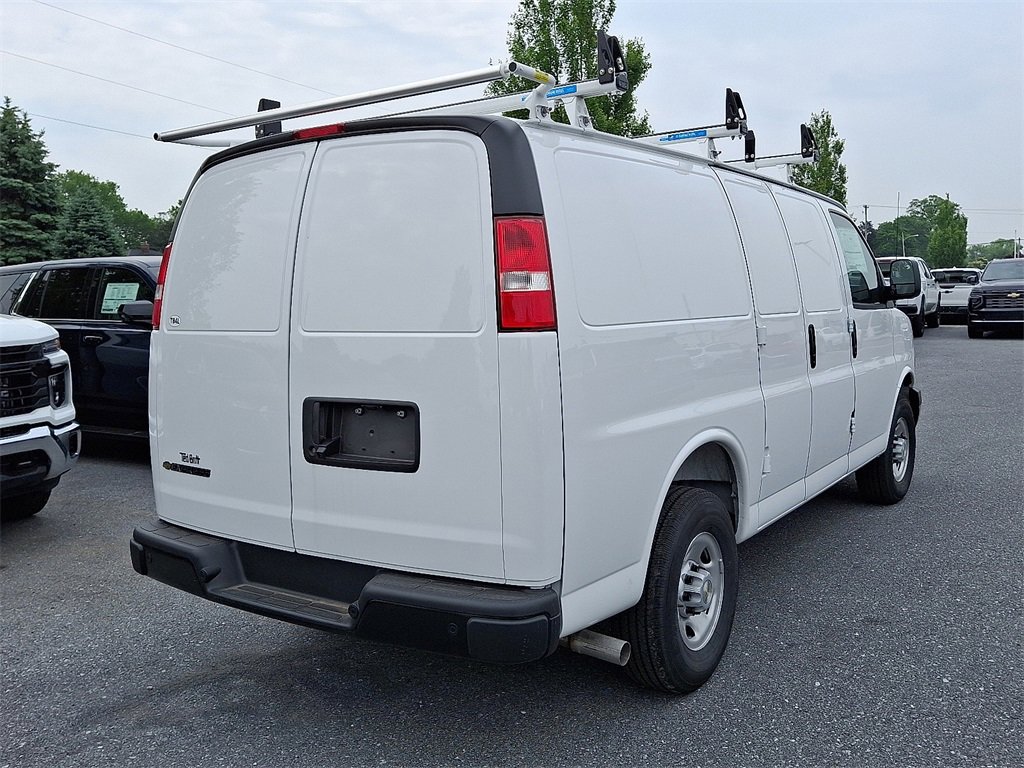 2025 Chevrolet Express Cargo 3500 photo 4