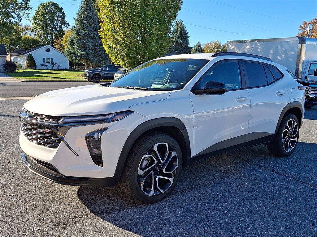 2025 Chevrolet Trax photo 2