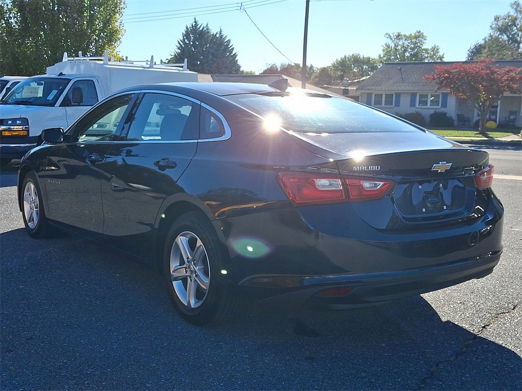 2023 Chevrolet Malibu 1LT photo 2