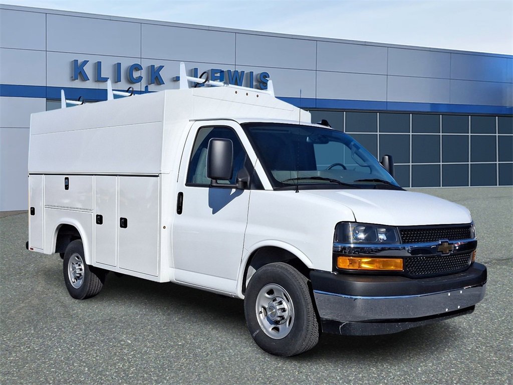 2024 Chevrolet Express Cutaway Base's photo