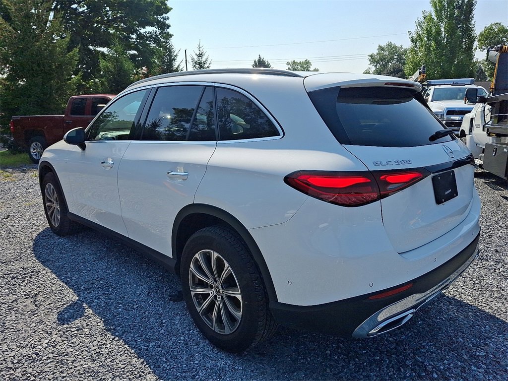 2024 Mercedes Benz GLC 300 photo 3