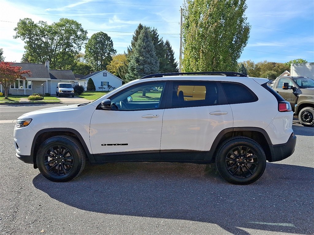 2023 Jeep Cherokee Altitude Lux photo 3