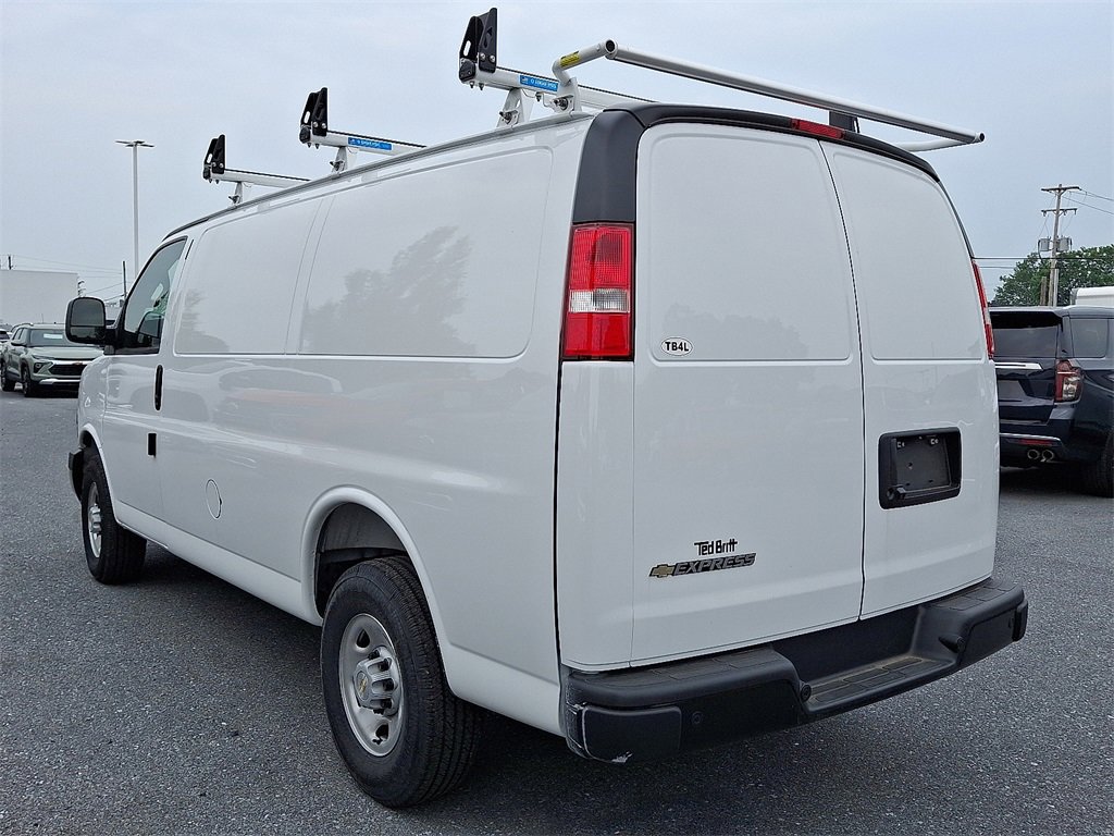 2025 Chevrolet Express Cargo 3500 photo 3