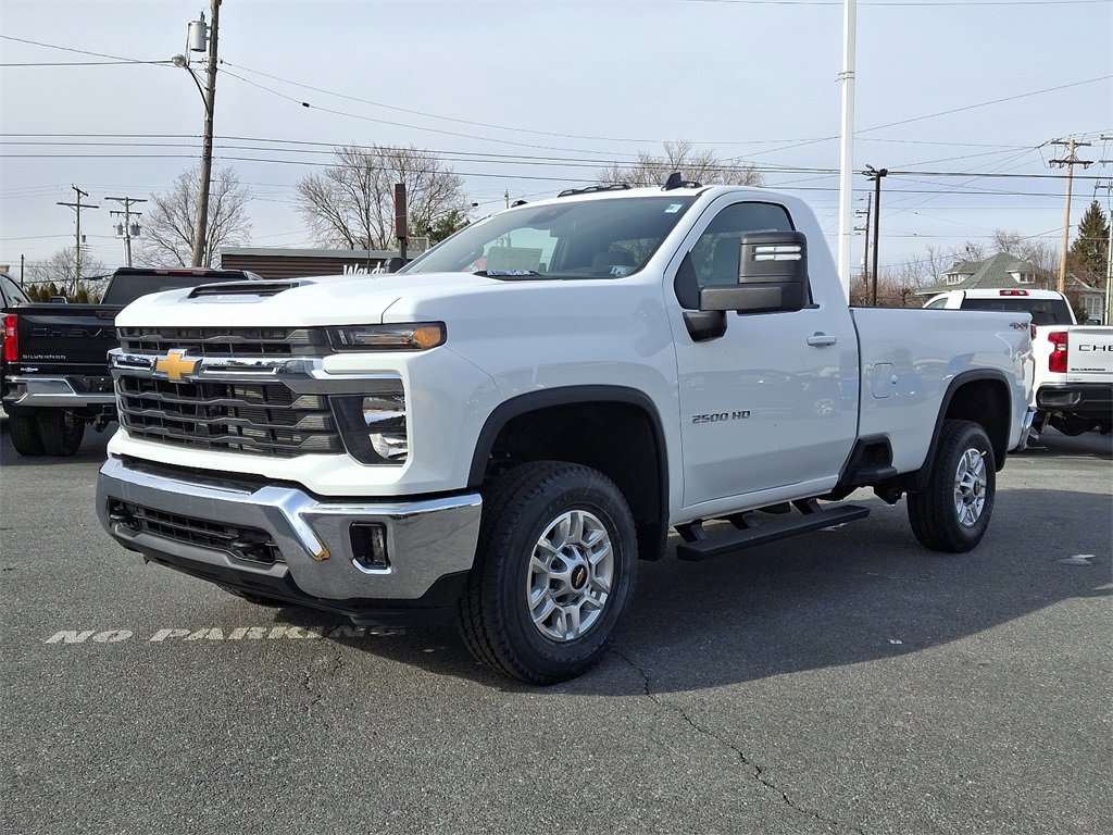 2025 Chevrolet Silverado 2500HD LT photo 2