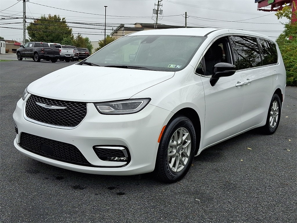 Used 2025 Chrysler Pacifica Select Van Passenger Van