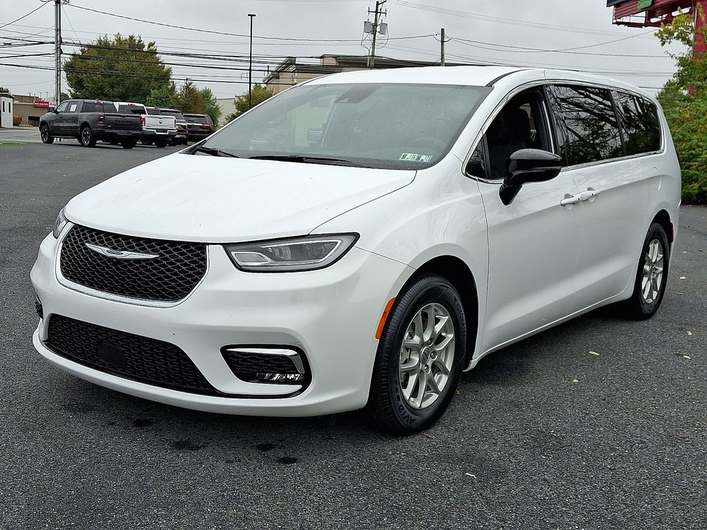 2025 Chrysler Pacifica Select's photo