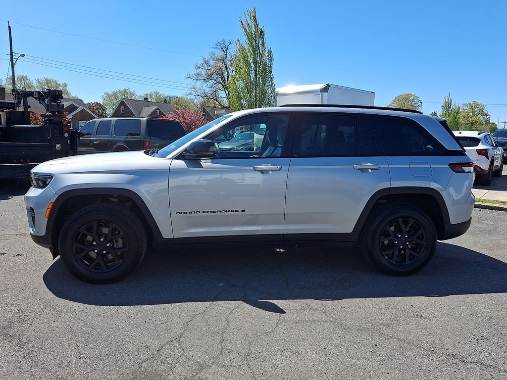 Used 2025 Jeep Grand Cherokee Laredo SUV