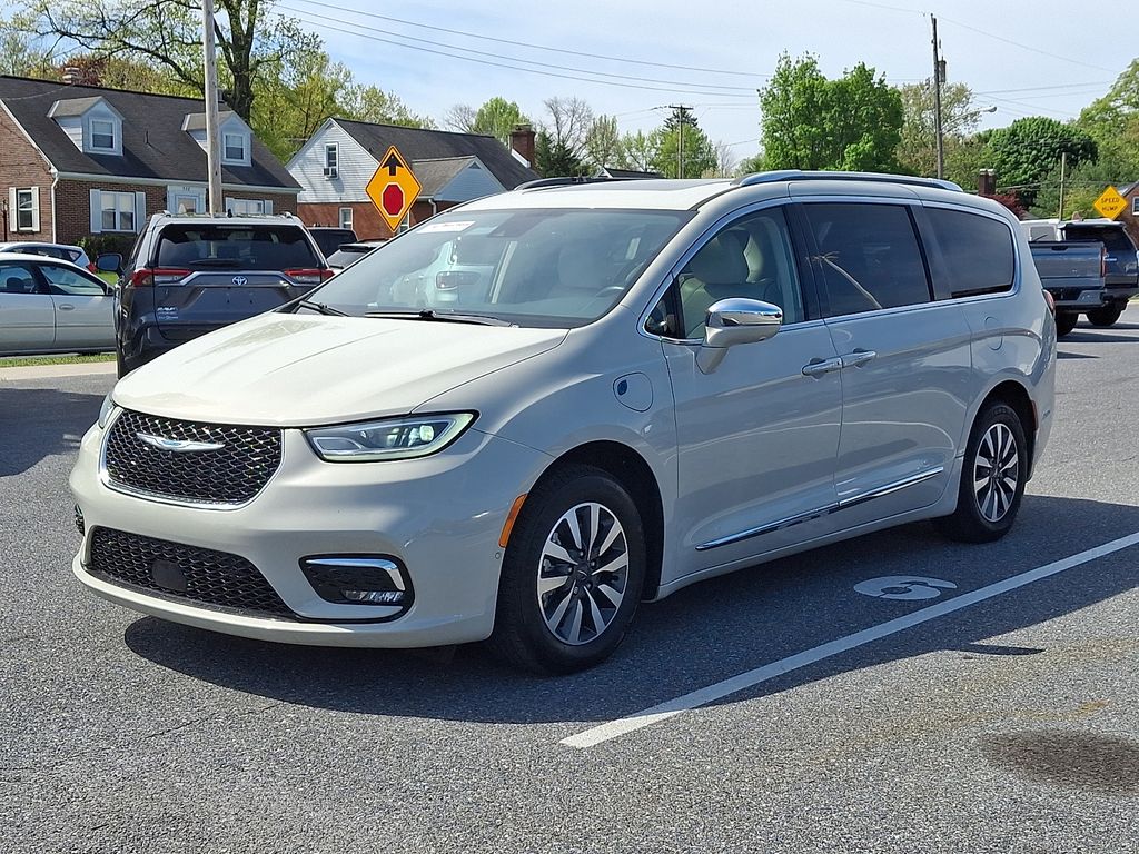 2021 Chrysler Pacifica Hybrid Limited Hybrid's photo