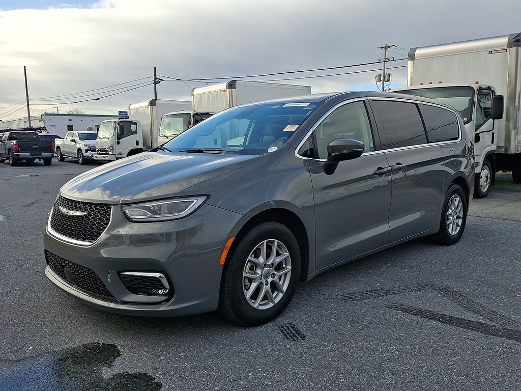 2023 Chrysler Pacifica Touring L's photo