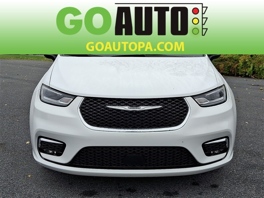 Used 2025 Chrysler Pacifica Select Van Passenger Van