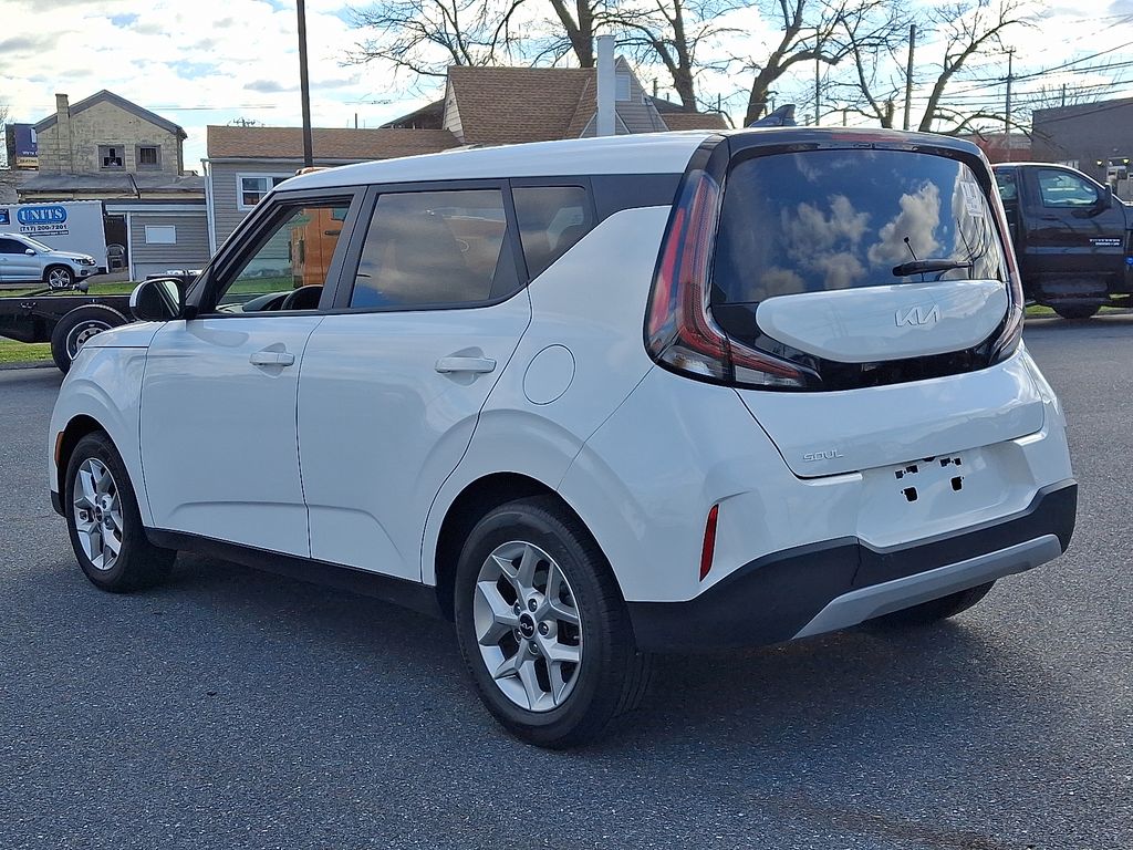 2023 Kia Soul LX's photo