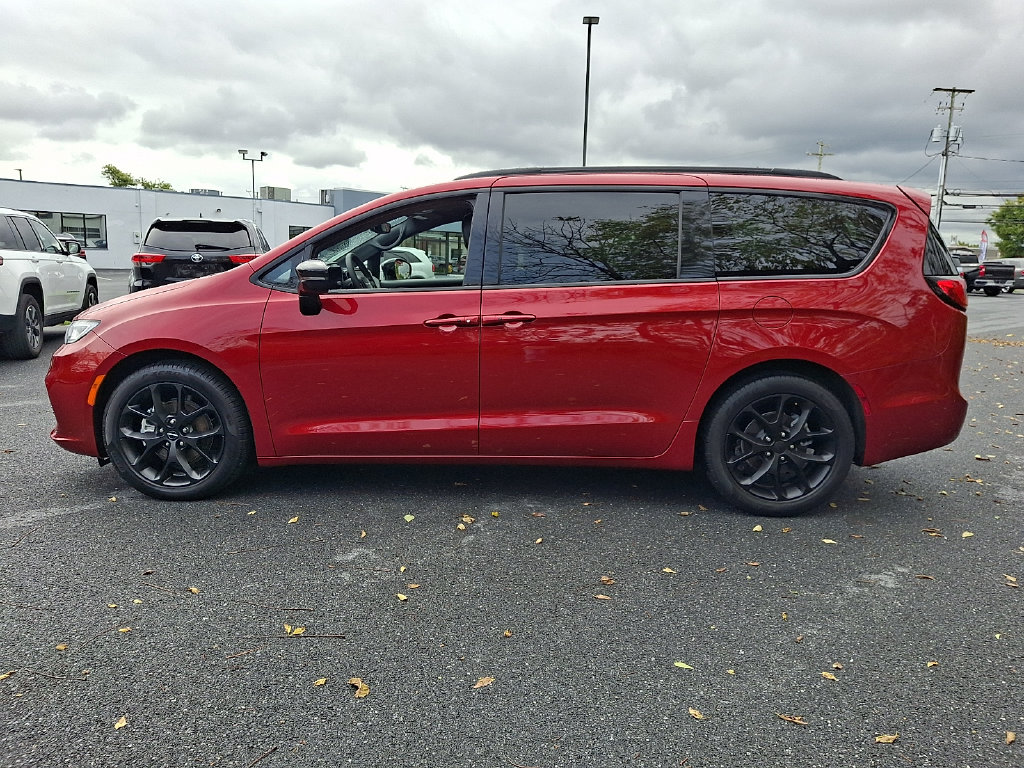 Used 2025 Chrysler Pacifica Limited Van Passenger Van