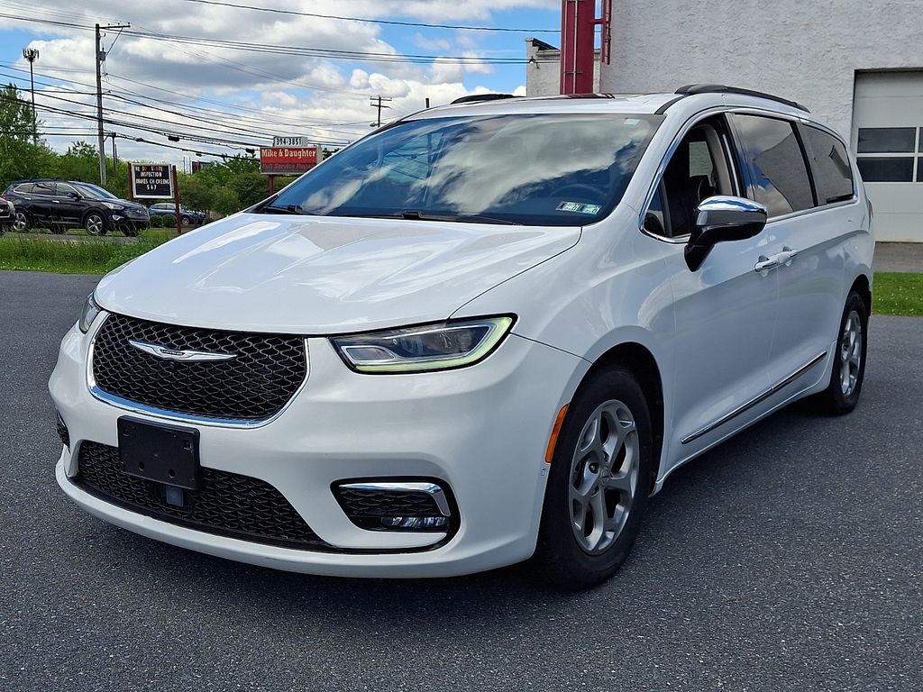 2023 Chrysler Pacifica Limited's photo
