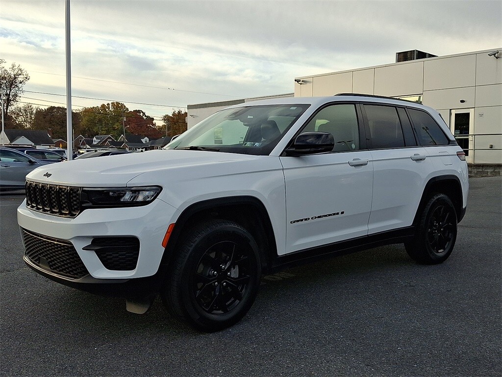 Used 2024 Jeep Grand Cherokee Laredo SUV