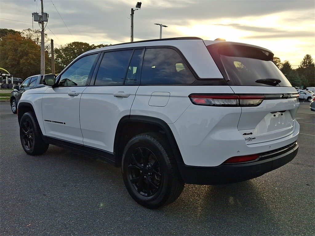 Used 2024 Jeep Grand Cherokee Laredo SUV