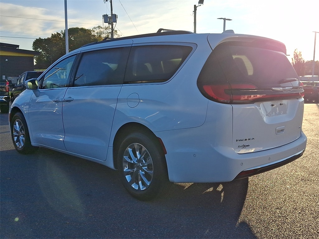 Used 2022 Chrysler Pacifica Touring L Van Passenger Van