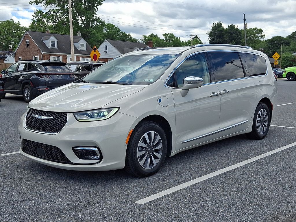 2021 Chrysler Pacifica Hybrid Limited Hybrid's photo