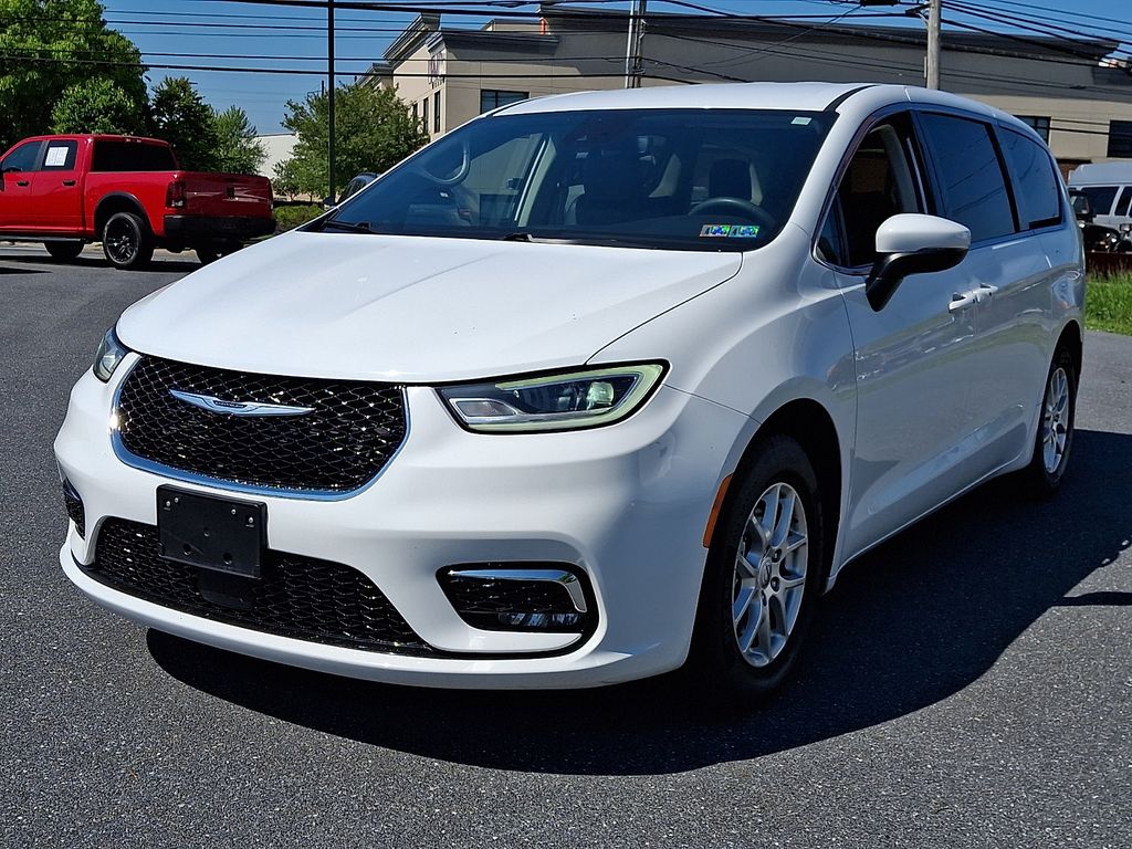 2023 Chrysler Pacifica Touring L's photo