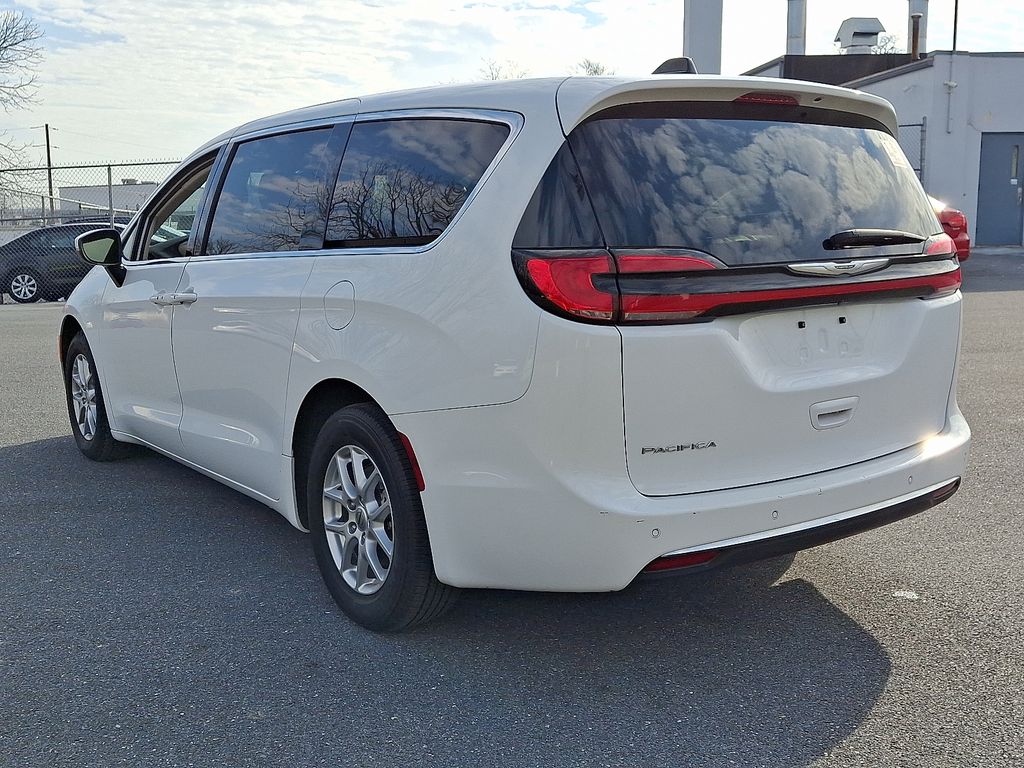 2023 Chrysler Pacifica Touring L's photo