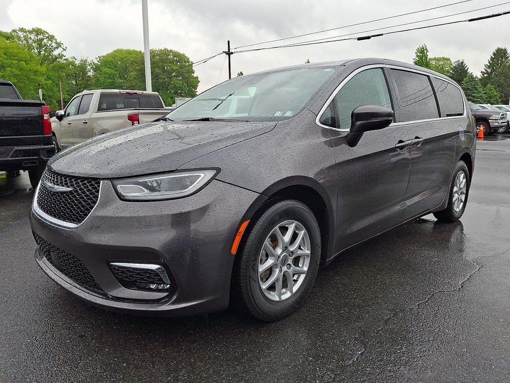 2023 Chrysler Pacifica Touring L's photo