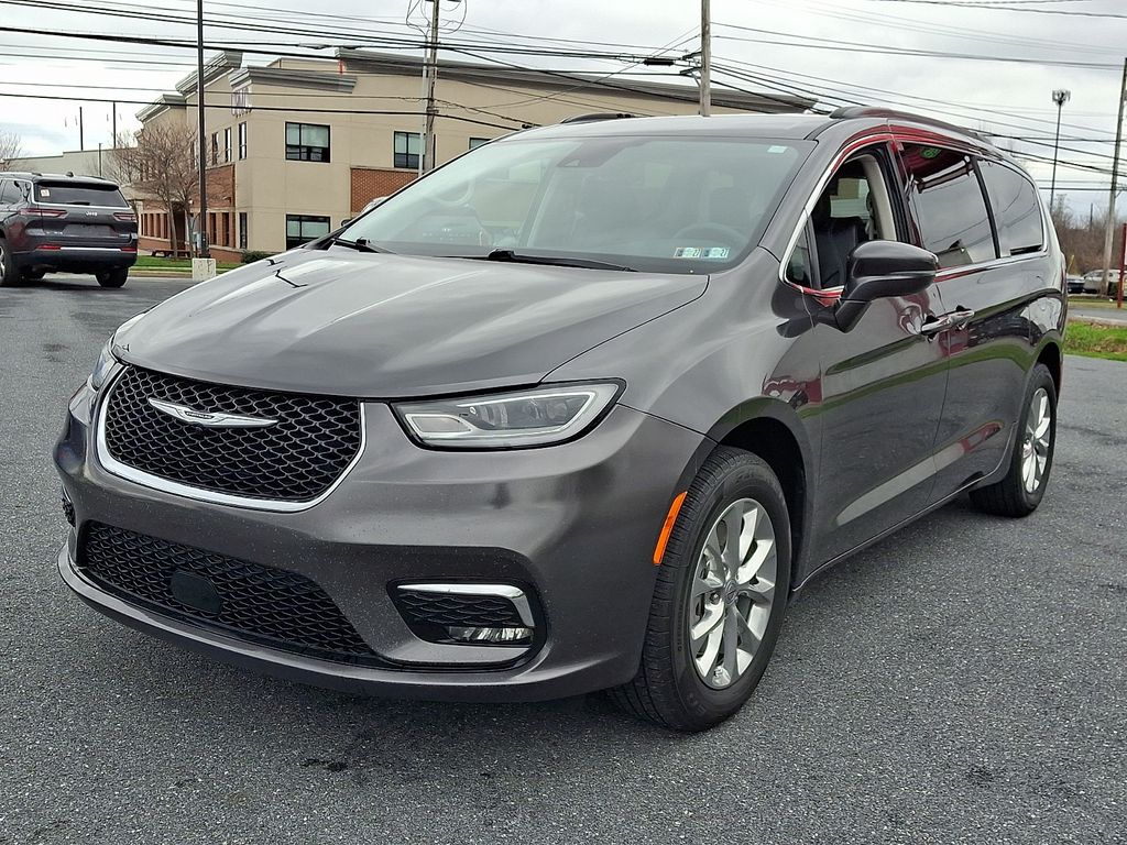 2022 Chrysler Pacifica Touring L's photo