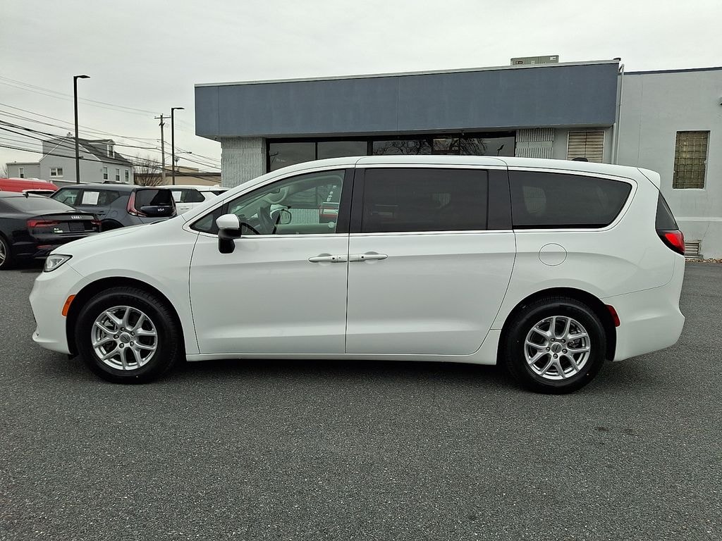 Used 2023 Chrysler Pacifica Touring L Van Passenger Van
