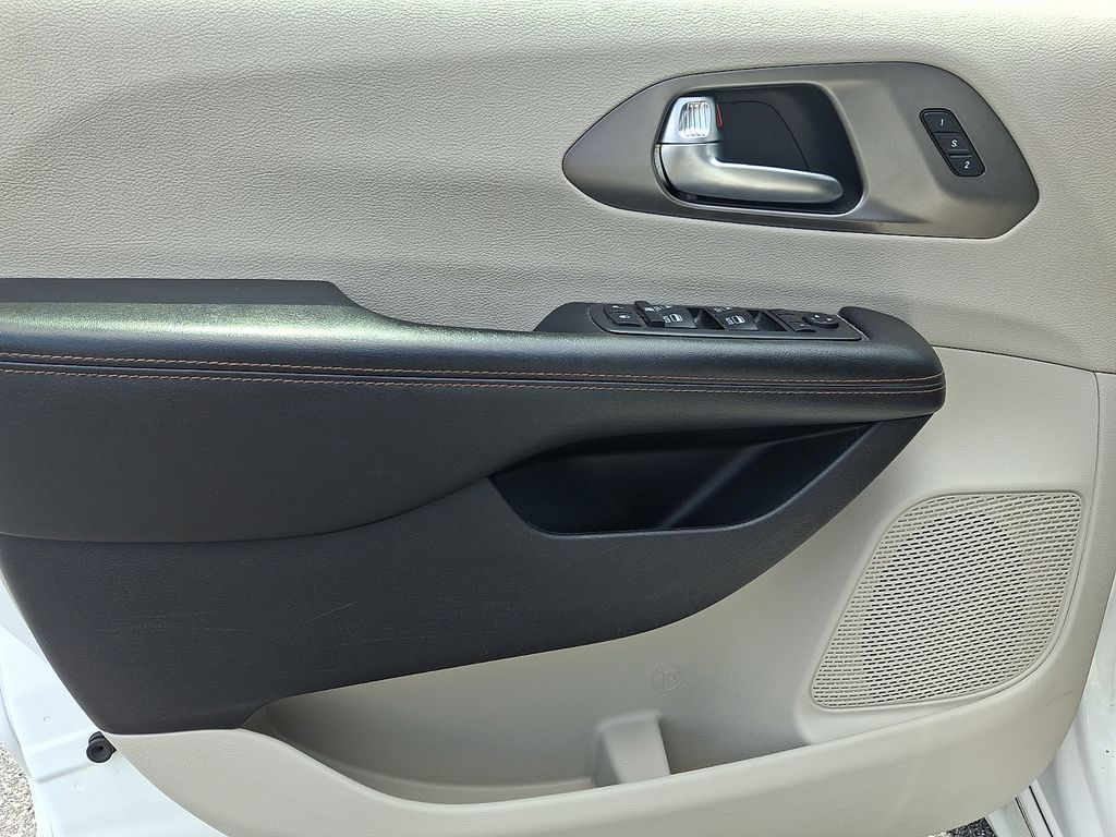 2020 Chrysler Pacifica Touring L Plus - Photo 10