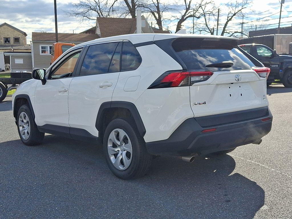 2023 Toyota RAV4 LE's photo