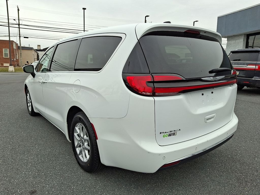 Used 2023 Chrysler Pacifica Touring L Van Passenger Van
