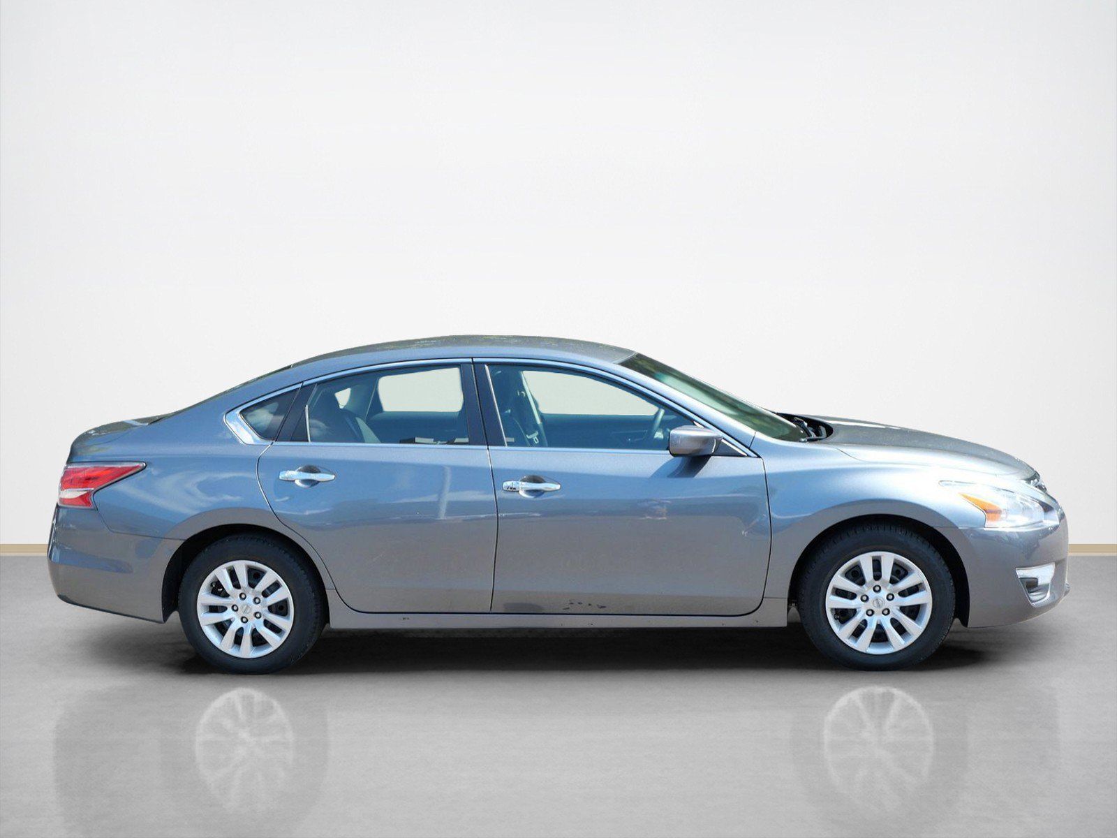 Used 2015 Nissan Altima S with VIN 1N4AL3AP2FN884890 for sale in Maplewood, Minnesota