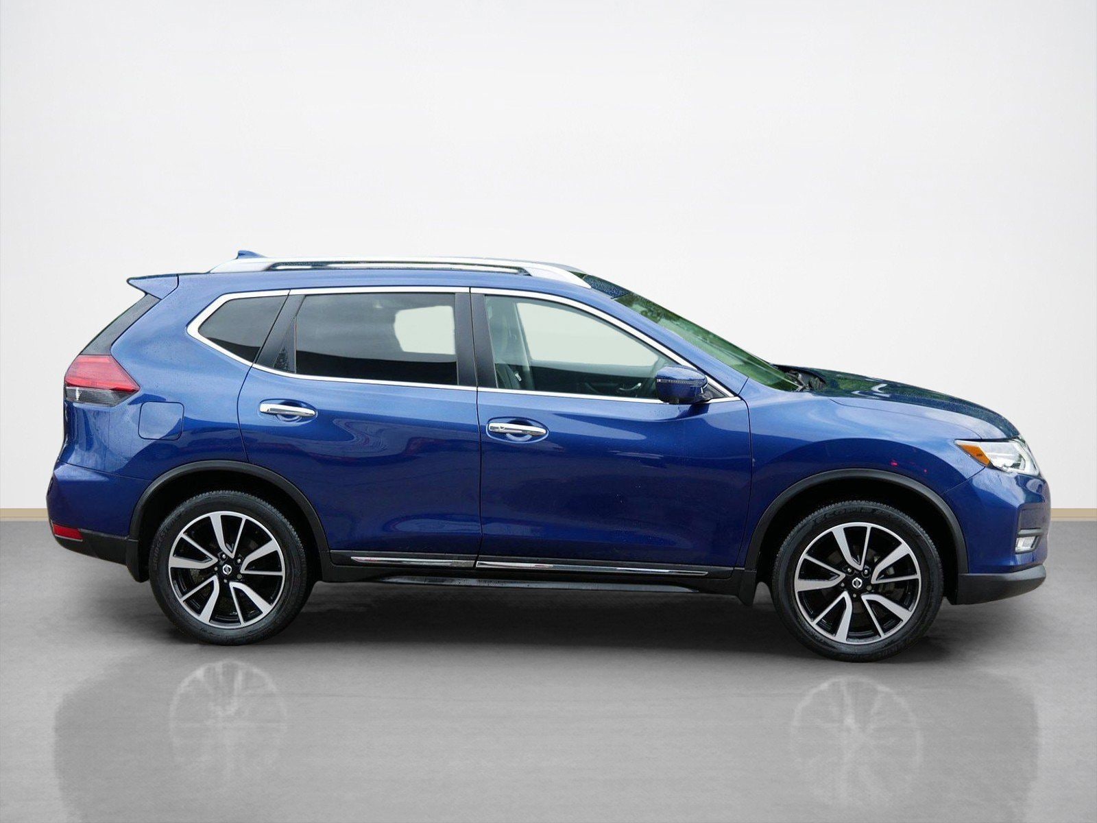 Certified 2017 Nissan Rogue SL with VIN 5N1AT2MV8HC774614 for sale in Maplewood, Minnesota