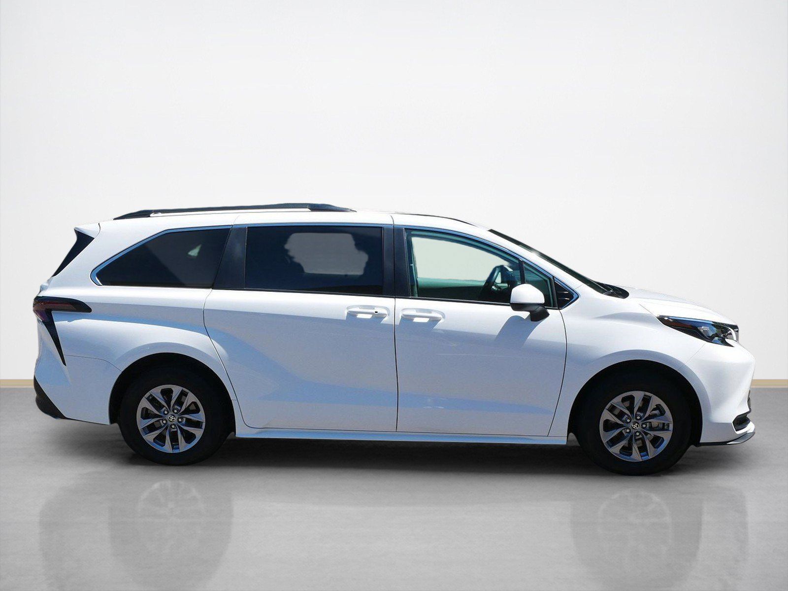Used 2024 Toyota Sienna LE with VIN 5TDBSKFC5RS144220 for sale in Maplewood, Minnesota