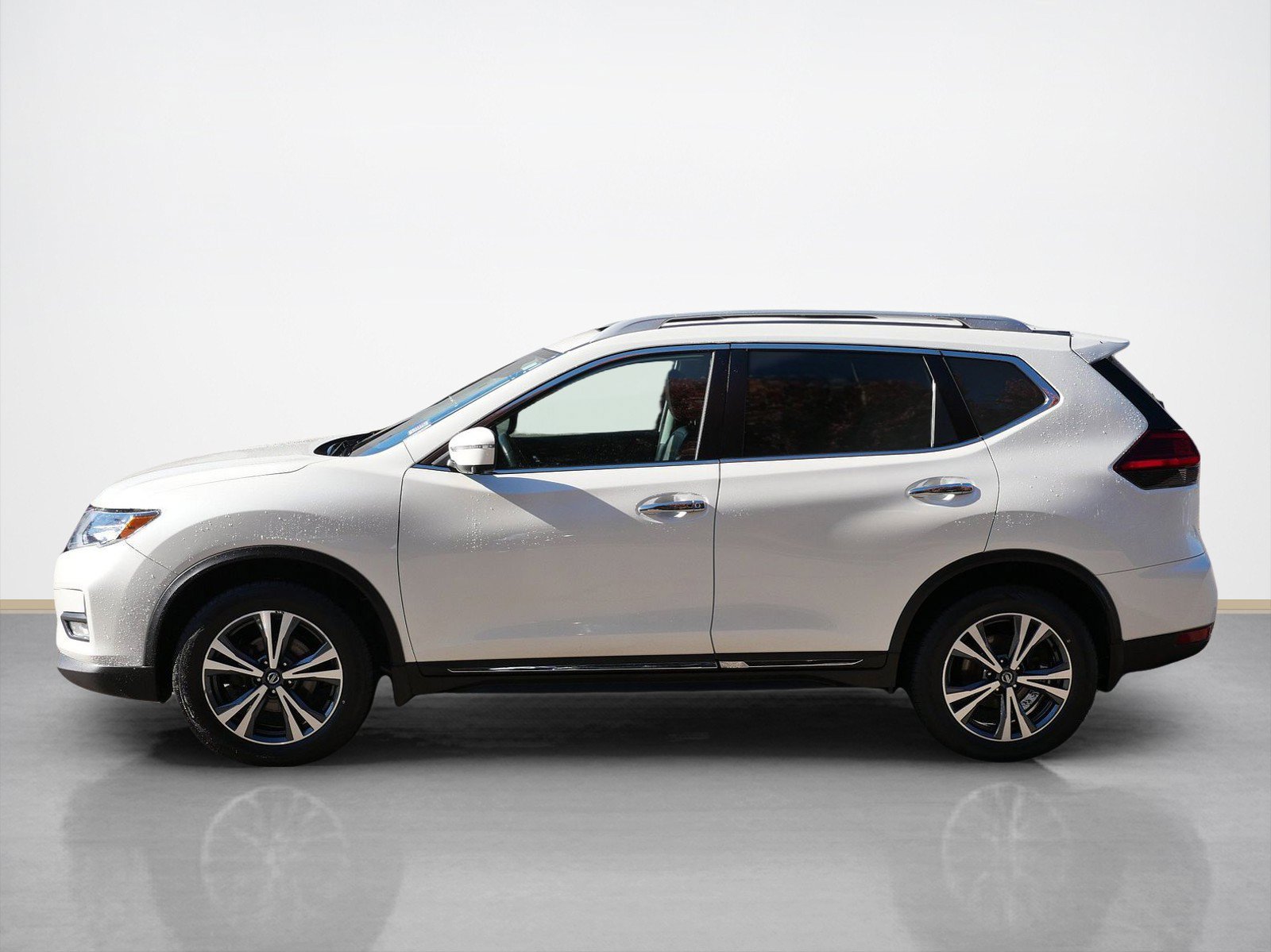 Used 2017 Nissan Rogue SL with VIN 5N1AT2MV4HC780197 for sale in Maplewood, Minnesota