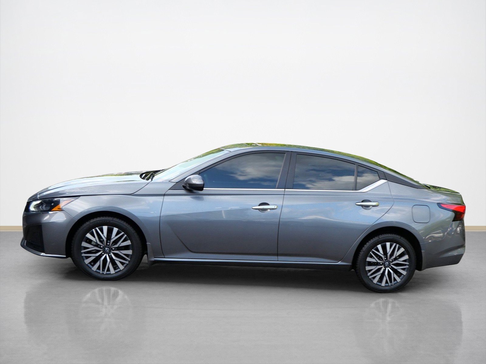 Certified 2023 Nissan Altima SV with VIN 1N4BL4DW8PN325438 for sale in Maplewood, Minnesota