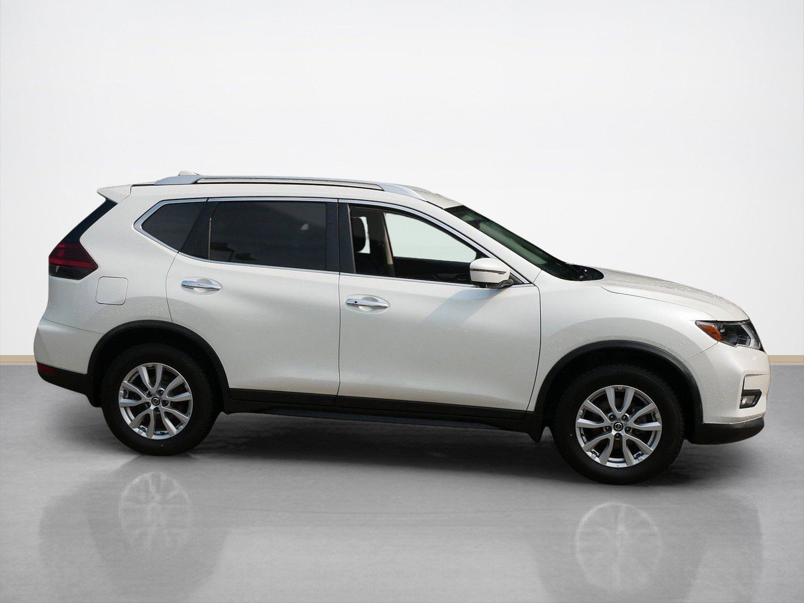 Used 2018 Nissan Rogue SV with VIN KNMAT2MV6JP579243 for sale in Maplewood, Minnesota