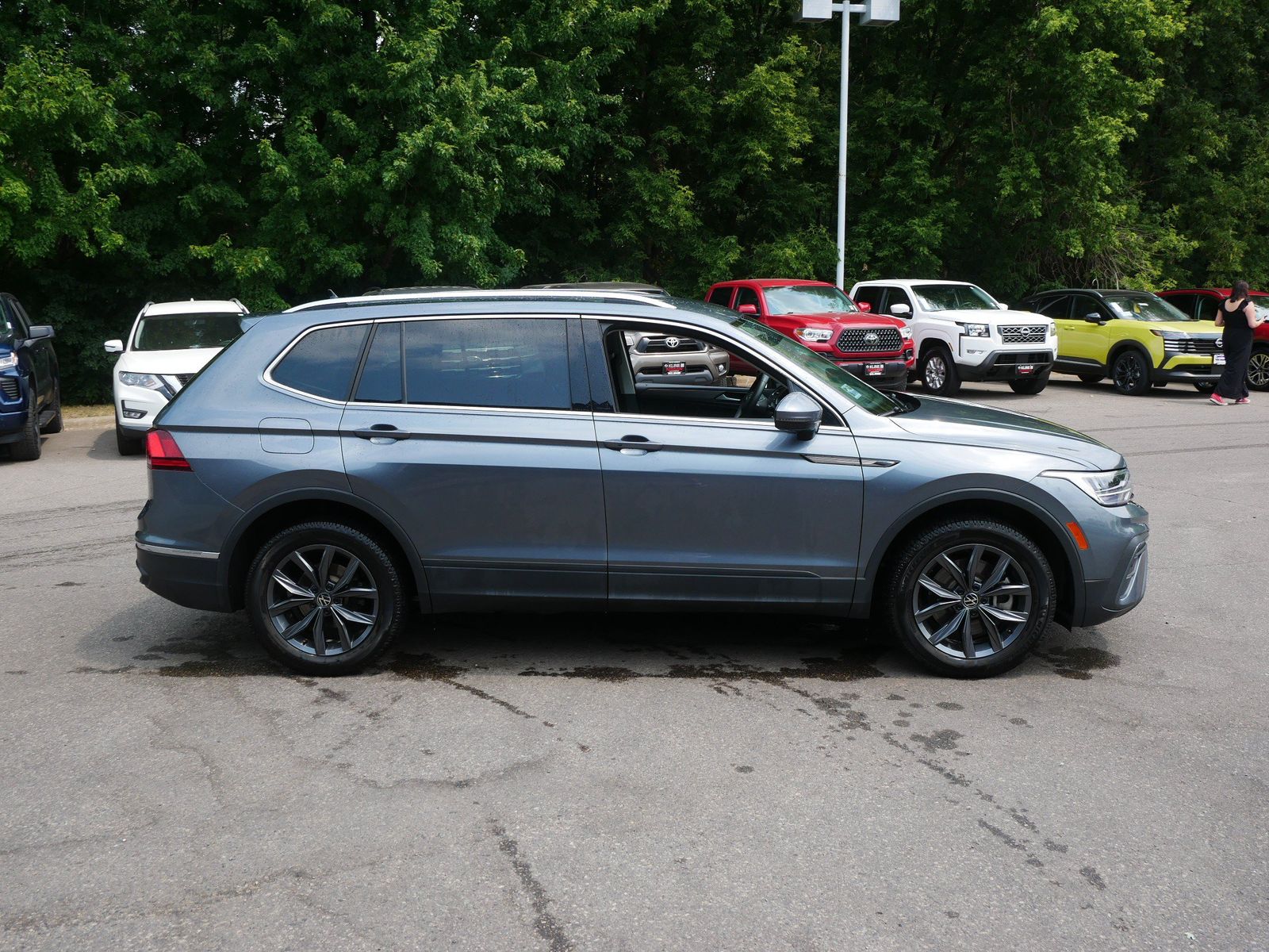 Used 2022 Volkswagen Tiguan SE with VIN 3VV2B7AX9NM131957 for sale in Maplewood, Minnesota