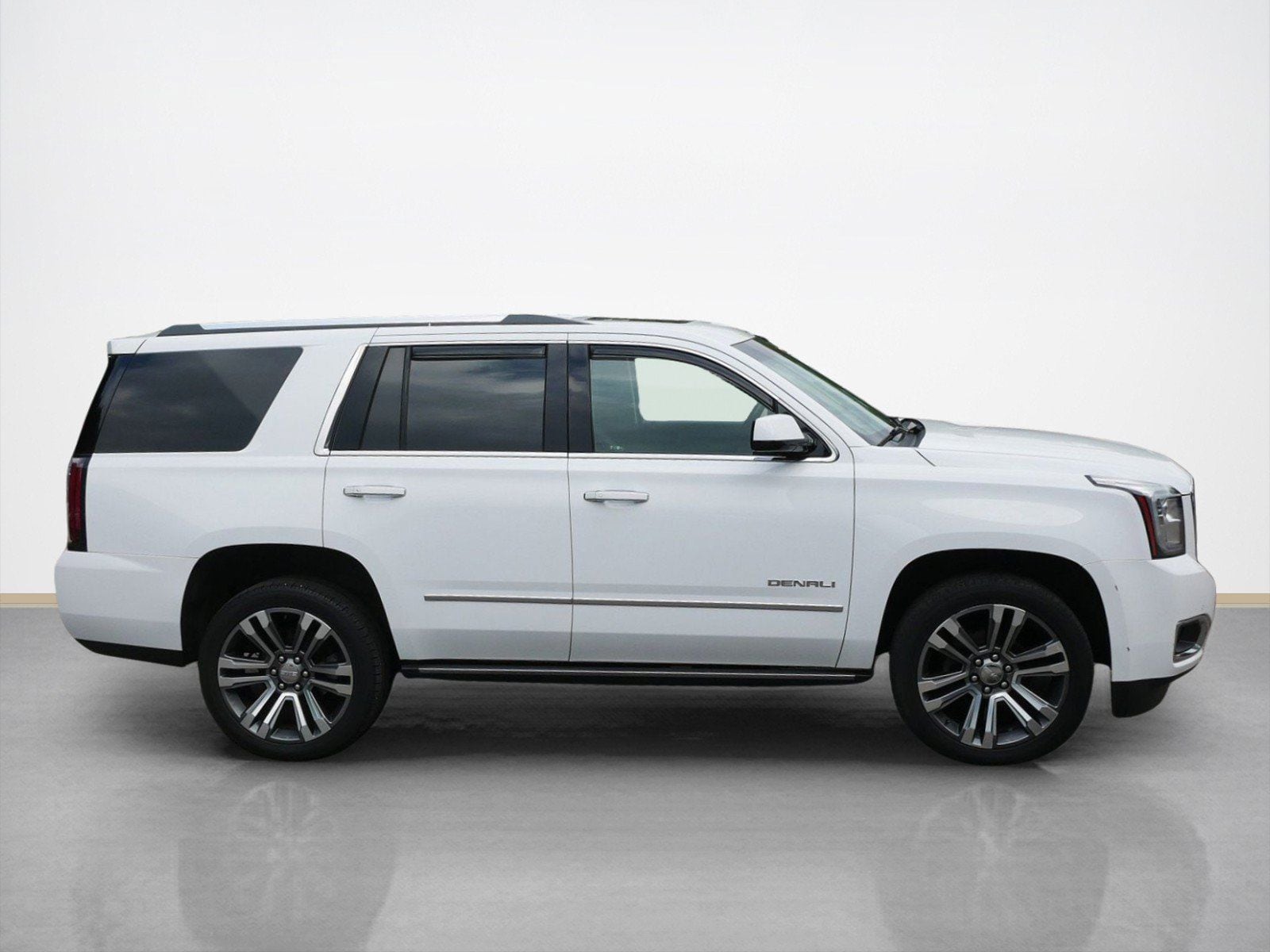 Used 2018 GMC Yukon Denali with VIN 1GKS2CKJ3JR130186 for sale in Maplewood, Minnesota