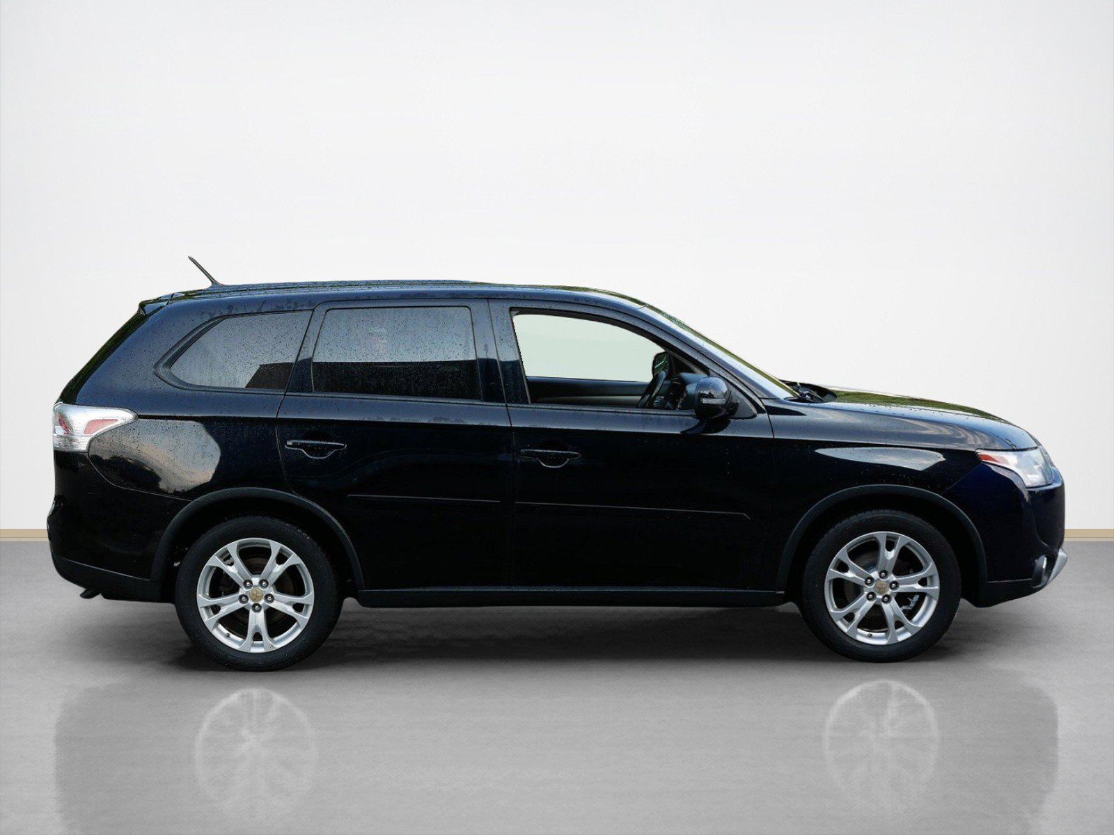 Used 2015 Mitsubishi Outlander SE with VIN JA4AZ3A39FZ005300 for sale in Maplewood, Minnesota