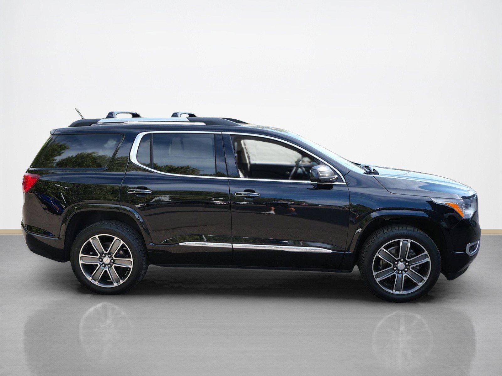 Used 2019 GMC Acadia Denali with VIN 1GKKNXLS0KZ286628 for sale in Maplewood, Minnesota