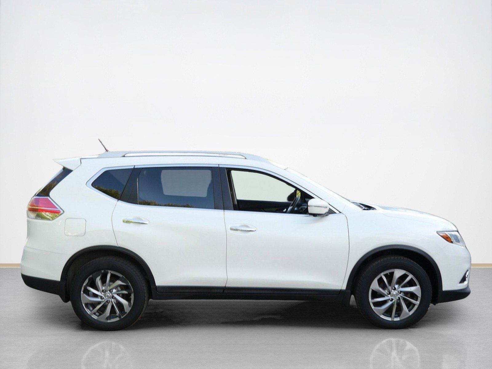 Used 2015 Nissan Rogue SL with VIN 5N1AT2MV1FC835315 for sale in Maplewood, MN